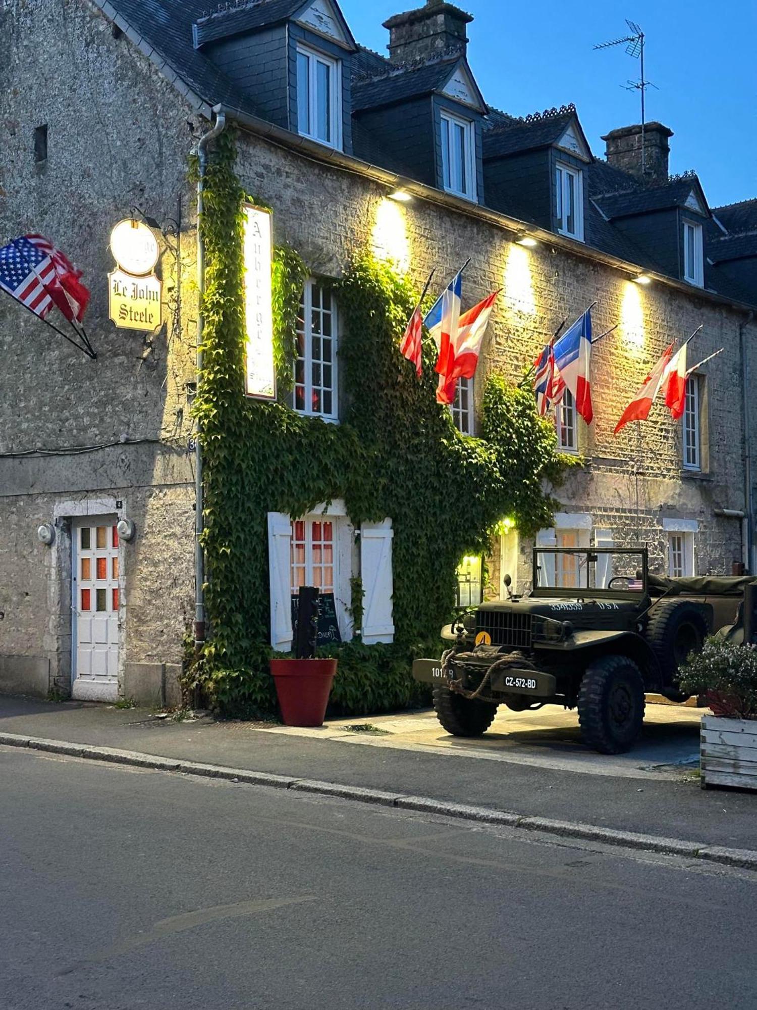 Auberge Le John Steele Sainte-Mere-Eglise Exterior photo